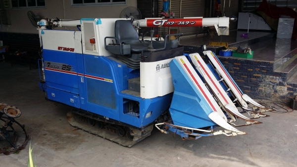 รถเกี่ยวข้าวพร้อมนวดข้าวในตัว แบบนั่งขับ เก่าญี่ปุ่น  ISEKI รุ่น  FRONTIER 25 เกี่ยวข้าว 3 แถวเบาะนั่งสามารถปรับระดับได้อัตโนมัติ  มีท่อส่งข้าว มีชุดเกี่ยวข้าวล้ม  สภาพสวย