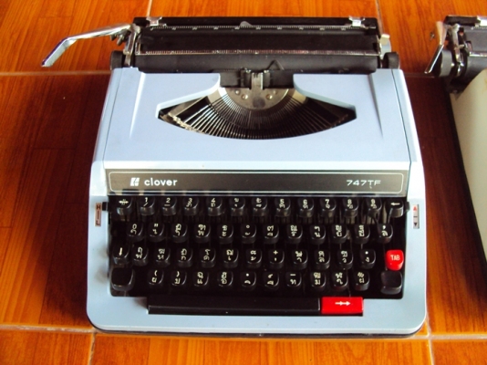 ขาย เครื่องพิมพ์ดีดภาษาไทย แบบกระเป๋าหิ้ว สวยกริ๊บ 2 เครื่อง