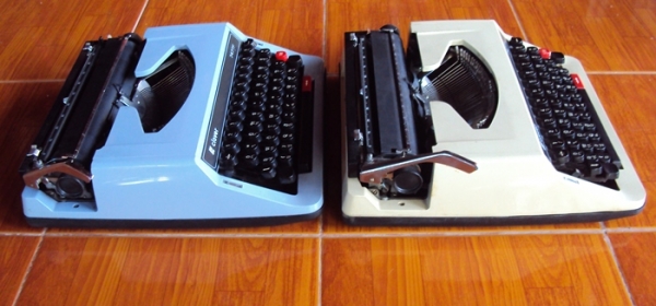 ขาย เครื่องพิมพ์ดีดภาษาไทย แบบกระเป๋าหิ้ว สวยกริ๊บ 2 เครื่อง