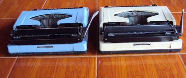 ขาย เครื่องพิมพ์ดีดภาษาไทย แบบกระเป๋าหิ้ว สวยกริ๊บ 2 เครื่อง