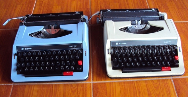 ขาย เครื่องพิมพ์ดีดภาษาไทย แบบกระเป๋าหิ้ว สวยกริ๊บ 2 เครื่อง