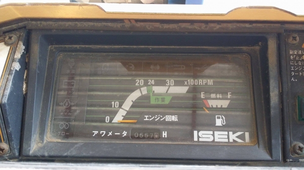 รถเกี่ยวข้าวพร้อมนวดข้าวในตัว แบบนั่งขับ เก่าญี่ปุ่น  ISEKI รุ่น  1900 เกี่ยวข้าว 3 แถว  มีท่อส่งข้าว มีชุดเกี่ยวข้าวล้ม เพิ่มถังอุ้มข้าว สภาพสวย