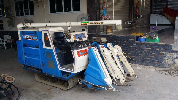 รถเกี่ยวข้าวพร้อมนวดข้าวในตัว แบบนั่งขับ เก่าญี่ปุ่น  ISEKI รุ่น  1900 เกี่ยวข้าว 3 แถว  มีท่อส่งข้าว มีชุดเกี่ยวข้าวล้ม เพิ่มถังอุ้มข้าว สภาพสวย
