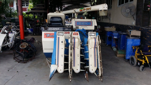 รถเกี่ยวข้าวพร้อมนวดข้าวในตัว แบบนั่งขับ เก่าญี่ปุ่น  ISEKI รุ่น  1900 เกี่ยวข้าว 3 แถว  มีท่อส่งข้าว มีชุดเกี่ยวข้าวล้ม เพิ่มถังอุ้มข้าว สภาพสวย