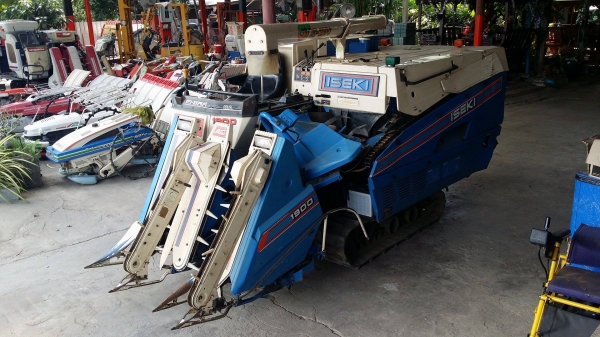รถเกี่ยวข้าวพร้อมนวดข้าวในตัว แบบนั่งขับ เก่าญี่ปุ่น  ISEKI รุ่น  1900 เกี่ยวข้าว 3 แถว  มีท่อส่งข้าว มีชุดเกี่ยวข้าวล้ม เพิ่มถังอุ้มข้าว สภาพสวย