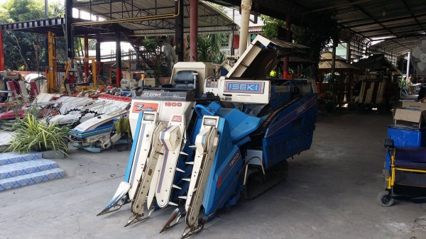 รถเกี่ยวข้าวพร้อมนวดข้าวในตัว แบบนั่งขับ เก่าญี่ปุ่น  ISEKI รุ่น  1900 เกี่ยวข้าว 3 แถว  มีท่อส่งข้าว มีชุดเกี่ยวข้าวล้ม เพิ่มถังอุ้มข้าว สภาพสวย