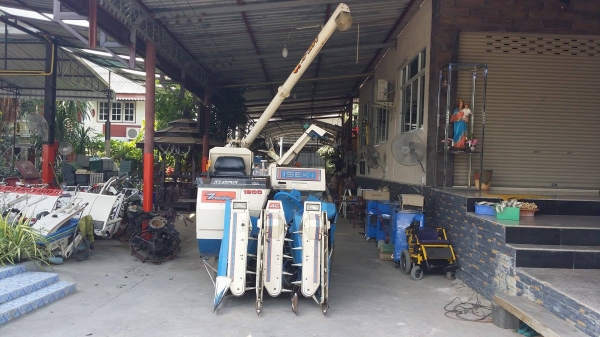 รถเกี่ยวข้าวพร้อมนวดข้าวในตัว แบบนั่งขับ เก่าญี่ปุ่น  ISEKI รุ่น  1900 เกี่ยวข้าว 3 แถว  มีท่อส่งข้าว มีชุดเกี่ยวข้าวล้ม เพิ่มถังอุ้มข้าว สภาพสวย