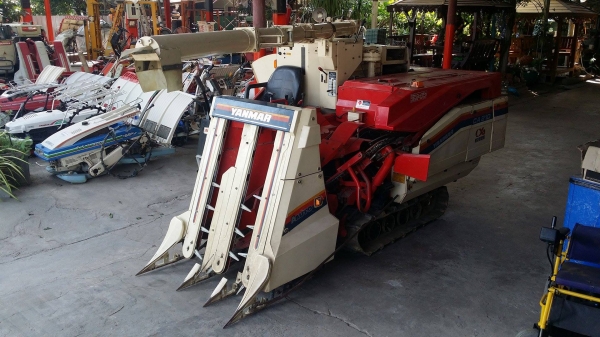 รถเกี่ยวข้าวพร้อมนวดข้าวในตัว แบบนั่งขับ เก่าญี่ปุ่น  YANMAR รุ่น  CA210 เกี่ยวข้าว 3 แถว  มีท่อส่งข้าว  เพิ่มถังอุ้มข้าว สภาพสวย
