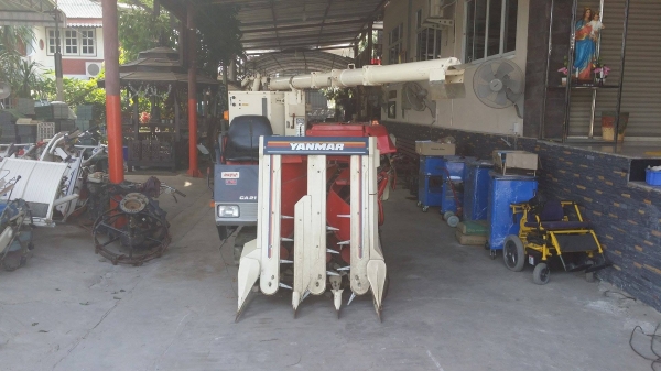 รถเกี่ยวข้าวพร้อมนวดข้าวในตัว แบบนั่งขับ เก่าญี่ปุ่น  YANMAR รุ่น  CA210 เกี่ยวข้าว 3 แถว  มีท่อส่งข้าว  เพิ่มถังอุ้มข้าว สภาพสวย