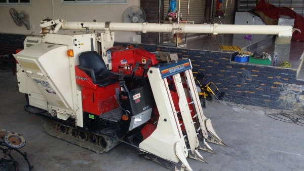รถเกี่ยวข้าวพร้อมนวดข้าวในตัว แบบนั่งขับ เก่าญี่ปุ่น  YANMAR รุ่น  CA210 เกี่ยวข้าว 3 แถว  มีท่อส่งข้าว  เพิ่มถังอุ้มข้าว สภาพสวย
