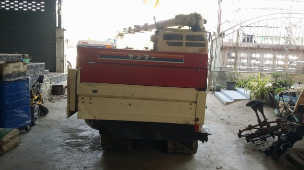 รถเกี่ยวข้าวพร้อมนวดข้าวในตัว แบบนั่งขับ เก่าญี่ปุ่น  YANMAR รุ่น  CA210 เกี่ยวข้าว 3 แถว  มีท่อส่งข้าว  เพิ่มถังอุ้มข้าว สภาพสวย