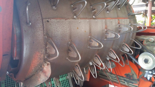 รถเกี่ยวข้าวพร้อมนวดข้าวในตัว แบบนั่งขับ เก่าญี่ปุ่น  KUBOTA รุ่น  R1-171 เกี่ยวข้าว 2 แถว  มีชุดเกี่ยวข้าวล้ม สภาพสวย