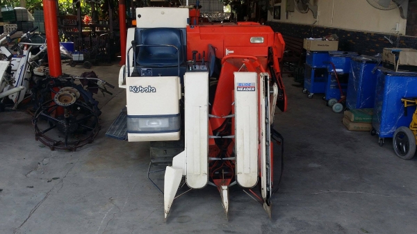รถเกี่ยวข้าวพร้อมนวดข้าวในตัว แบบนั่งขับ เก่าญี่ปุ่น  KUBOTA รุ่น  R1-171 เกี่ยวข้าว 2 แถว  มีชุดเกี่ยวข้าวล้ม สภาพสวย
