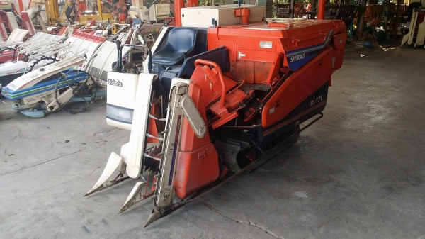 รถเกี่ยวข้าวพร้อมนวดข้าวในตัว แบบนั่งขับ เก่าญี่ปุ่น  KUBOTA รุ่น  R1-171 เกี่ยวข้าว 2 แถว  มีชุดเกี่ยวข้าวล้ม สภาพสวย