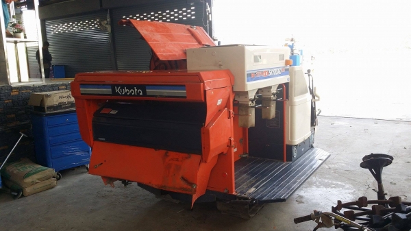 รถเกี่ยวข้าวพร้อมนวดข้าวในตัว แบบนั่งขับ เก่าญี่ปุ่น  KUBOTA รุ่น  R1-171 เกี่ยวข้าว 2 แถว  มีชุดเกี่ยวข้าวล้ม สภาพสวย