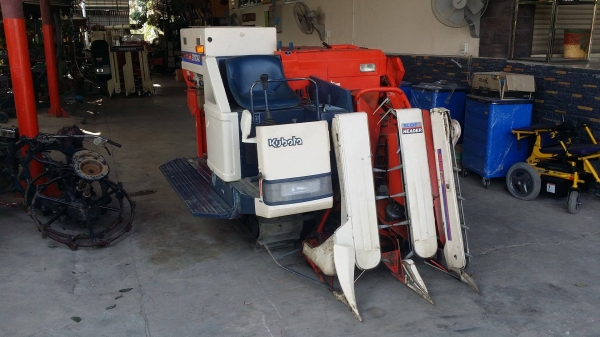 รถเกี่ยวข้าวพร้อมนวดข้าวในตัว แบบนั่งขับ เก่าญี่ปุ่น  KUBOTA รุ่น  R1-171 เกี่ยวข้าว 2 แถว  มีชุดเกี่ยวข้าวล้ม สภาพสวย