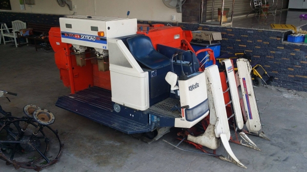 รถเกี่ยวข้าวพร้อมนวดข้าวในตัว แบบนั่งขับ เก่าญี่ปุ่น  KUBOTA รุ่น  R1-171 เกี่ยวข้าว 2 แถว  มีชุดเกี่ยวข้าวล้ม สภาพสวย
