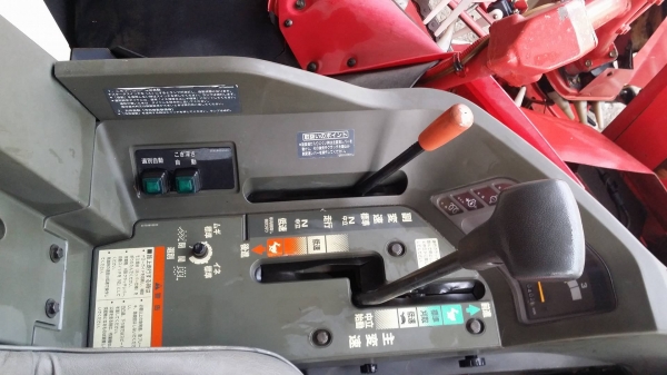 รถเกี่ยวข้าวพร้อมนวดข้าวในตัว แบบนั่งขับ เก่าญี่ปุ่น  MITSUBISHI  รุ่น  VS211 เกี่ยวข้าว 3 แถว สภาพสวย