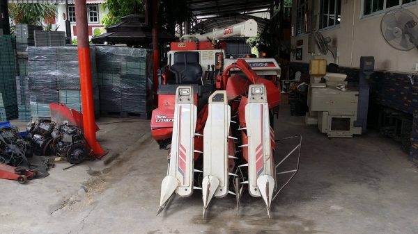 รถเกี่ยวข้าวพร้อมนวดข้าวในตัว แบบนั่งขับ เก่าญี่ปุ่น  MITSUBISHI   รุ่น MC20G เกี่ยวข้าว 3 แถว มีท่อส่งข้าว สภาพสวย