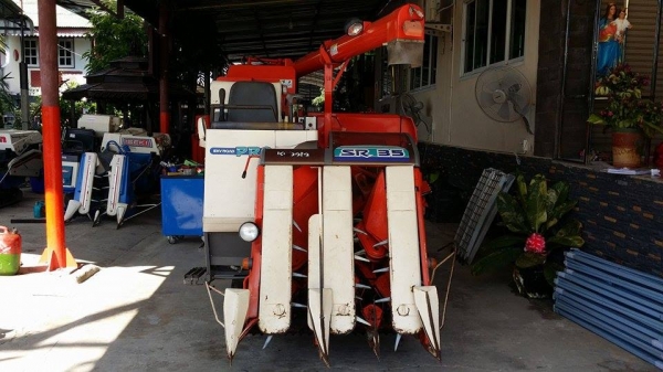 รถเกี่ยวข้าวพร้อมนวดข้าวในตัว แบบนั่งขับ เก่าญี่ปุ่น  KUBOTA   รุ่น SR35 เกี่ยวข้าว 3 แถว มีท่อส่งข้าว สภาพสวย