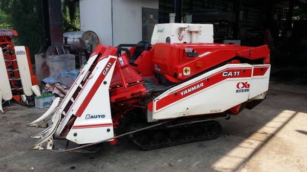 รถเกี่ยวข้าวพร้อมนวดข้าวในตัว แบบนั่งขับ เก่าญี่ปุ่น  YANMAR   รุ่น CA11 เกี่ยวข้าว 2 แถว สภาพสวย