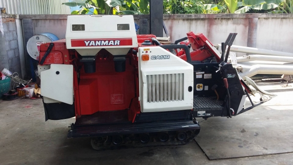 รถเกี่ยวข้าวพร้อมนวดข้าวในตัว แบบนั่งขับ เก่าญี่ปุ่น  YANMAR   รุ่น CA11 เกี่ยวข้าว 2 แถว สภาพสวย