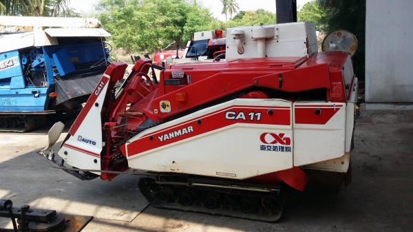 รถเกี่ยวข้าวพร้อมนวดข้าวในตัว แบบนั่งขับ เก่าญี่ปุ่น  YANMAR   รุ่น CA11 เกี่ยวข้าว 2 แถว สภาพสวย