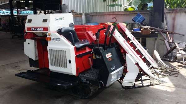 รถเกี่ยวข้าวพร้อมนวดข้าวในตัว แบบนั่งขับ เก่าญี่ปุ่น  YANMAR   รุ่น CA11 เกี่ยวข้าว 2 แถว สภาพสวย