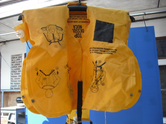 เสื้อชูชีพเครื่องบินโดยสาร เสื้อชูชีพเครื่องบินโดยสาร