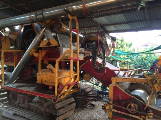 ขายรถเกี่ยวข้าวไทยเจริญราคา460000บาทครับ