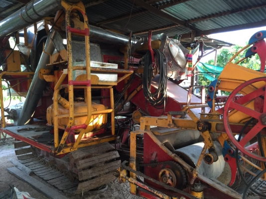 ขายรถเกี่ยวข้าวไทยเจริญราคา460000บาทครับ