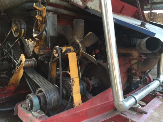 ขายรถเกี่ยวข้าวไทยเจริญราคา460000บาทครับ