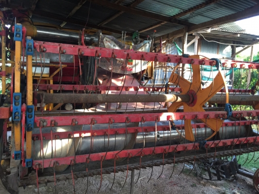 ขายรถเกี่ยวข้าวไทยเจริญราคา460000บาทครับ