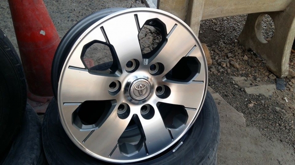 ขายล้อแม็ก Toyota ventury 15" สนใจติดต่อเล็กคลองสามครับ 081-3747940