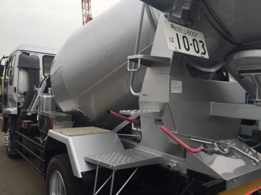 รถโม่ปูน isuzu deca  รถนอก สภาพสวยมากๆ  โม่ใหญ่ 4  คิว    กำลังจะเข้ามาครับ