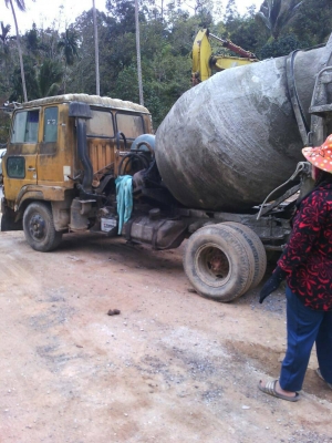 ขายรถบรรทุก 6 ล้อโม่ปูน HINO RANGER 165 แรงม้าโม่โซ่ 2.5 คิว ราคา 350000