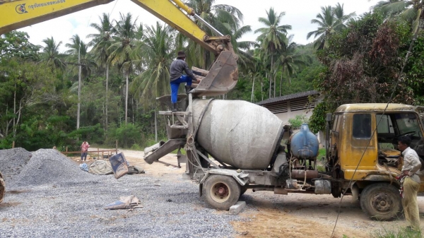 ขายรถบรรทุก 6 ล้อโม่ปูน HINO RANGER 165 แรงม้าโม่โซ่ 2.5 คิว ราคา 350000