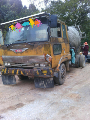 ขายรถบรรทุก 6 ล้อโม่ปูน HINO RANGER 165 แรงม้าโม่โซ่ 2.5 คิว ราคา 350000