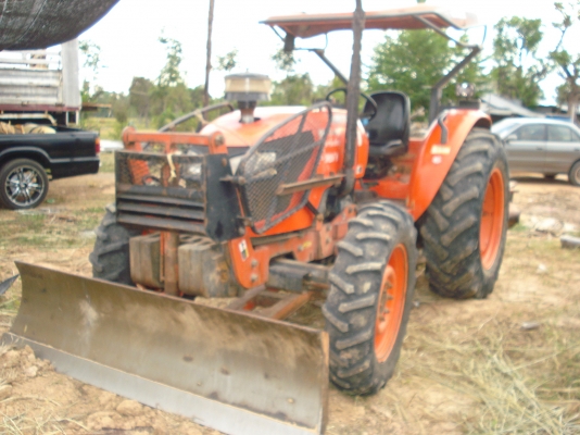 KUBOTA M7040 เครื่องแรงดี เอกสารเล่มทะเบียนครบ อุปกรณ์ผาน+ใบดันหน้า รถทำงานได้ 3000 ชม. ด่วนครับ