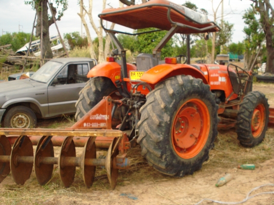 KUBOTA M7040 เครื่องแรงดี เอกสารเล่มทะเบียนครบ อุปกรณ์ผาน+ใบดันหน้า รถทำงานได้ 3000 ชม. ด่วนครับ KUBOTA M7040 เครื่องแรงดี เอกสารเล่มทะเบียนครบ อุปกรณ์ผาน+ใบดันหน้า รถทำงานได้ 3000 ชม. ด่วนครับ