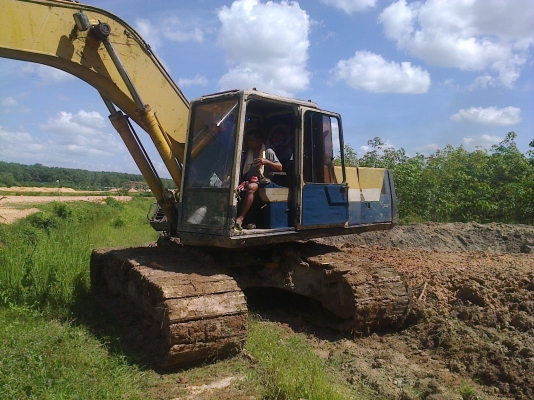 (ลงให้ใหม่)PC200-5คอนโทนสั้น รถพร้อมใช้งาน สีไม่สวยแต่อย่างอื่นOK.