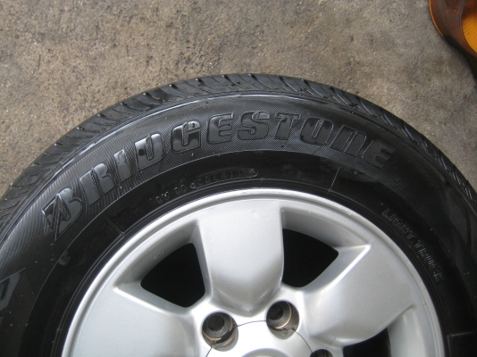ขายแม็กพร้อมยางใหม่ ๆ 6รู ยางบริสโตน 215/70/15 ลดราคา11500 จาก13500 ด่วนครับ