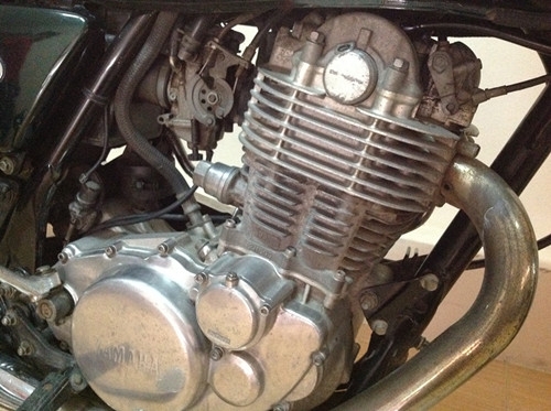 ***ขาย sr 400 ปี 2002 เดิมๆรับแลกเทรินครับ**OHM คอนหวันrnรถประกอบต้นปีครับเครื่องดีมากครับrnกุญแจดอกเดียวใช้ทั้งคันครับ rnเอกสารอินวอยตัวจริงพร้อมสำเนาบัตรประชาชนครับrnระบบไฟใช้ปกติครับrnชั่วโมงนี้รถสวยๆเดิมหายากแล้วครับrnราคา 74000 บาทครับrnสนใจ 08587