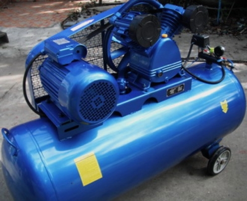 ถังลมมือสอง มอเตอร์ 5 แรง ไฟ3เฟส หัวปั๊ม3หัวสูบ ถังลม 300 ลิตร T.0858095500