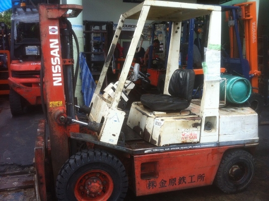 ขาย ฟอล์คลิฟต์ 2.5 ตัน  NISSAN LPG  เกียร์ Auto งาหมุนได้     175,000.-