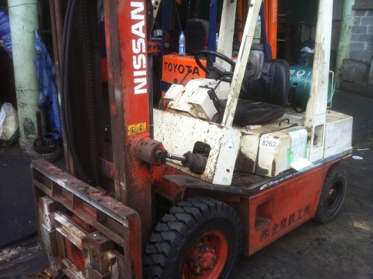 ขาย ฟอล์คลิฟต์ 2.5 ตัน  NISSAN LPG  เกียร์ Auto งาหมุนได้     175,000.-