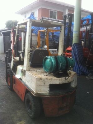 ขาย ฟอล์คลิฟต์ 2.5 ตัน  NISSAN LPG  เกียร์ Auto งาหมุนได้     175,000.-