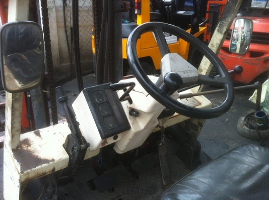 ขาย ฟอล์คลิฟต์ 2.5 ตัน  NISSAN LPG  เกียร์ Auto งาหมุนได้     175,000.-