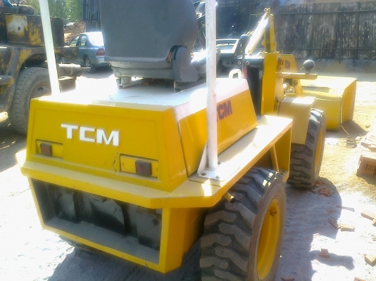 ขายด่วน TCM รถตักล้อยางเอวอ่อน สภาพดีสภาพสวยพร้อมใช้งานได้เลยครับ เครื่องยนต์เป็นแบบ 3 สูบ ช่วงล่างยางสภาพดี 70\% เอกสารสัญญาซื้อขายครบครับ