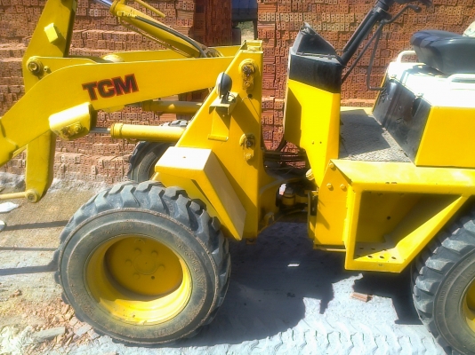 ขายด่วน TCM รถตักล้อยางเอวอ่อน สภาพดีสภาพสวยพร้อมใช้งานได้เลยครับ เครื่องยนต์เป็นแบบ 3 สูบ ช่วงล่างยางสภาพดี 70\% เอกสารสัญญาซื้อขายครบครับ